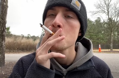 Лечение зависимости от табакокурения в Невьянске Мужчина с сигаретой делает затяжку