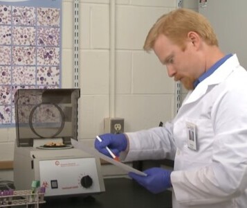 Клиника лечения наркозависимости в Невьянске Врач в кабинете клиники